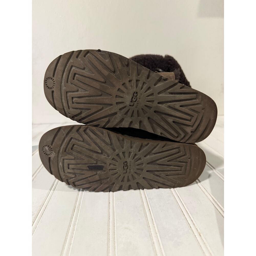Women’s US 7 suede leather upper sheepskin lining, and blown rubber sole. - Picture 13 of 16
